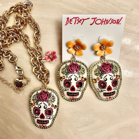 Betsey Johnson skull necklace set. NWT. Comes with a free designer gift. - Picture 1 of 5
